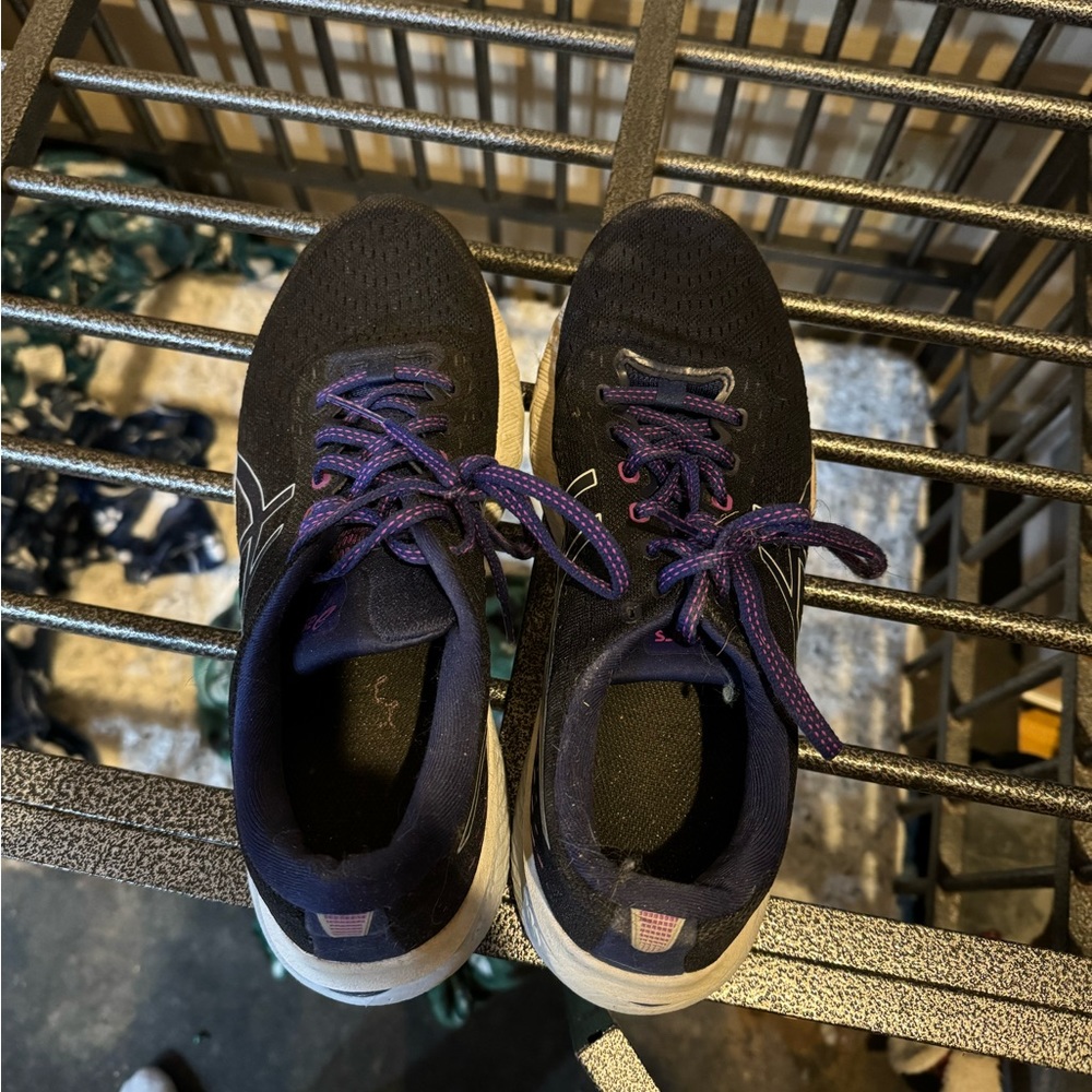 Woman’s ASICS size 10 sneakers